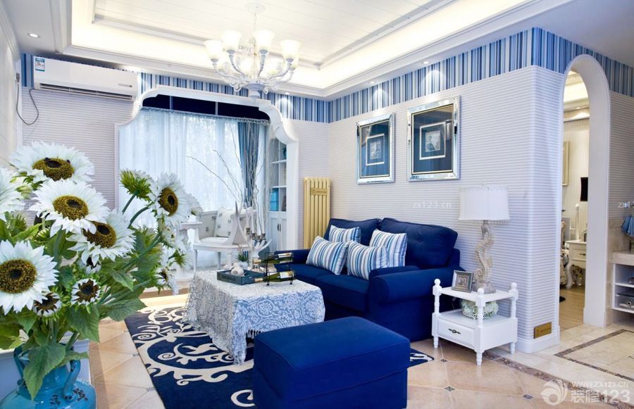 最新地中海客厅蓝色沙发欧式隔断墙设计图片大全
