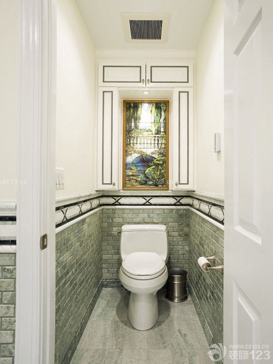 美式田园风格绿色瓷砖墙面厕所装修效果图