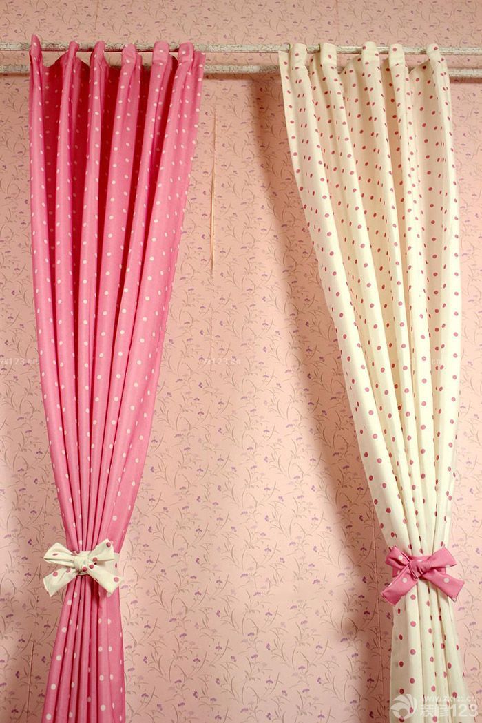 女孩温馨卧室彩色圆点拉帘装修图片欣赏