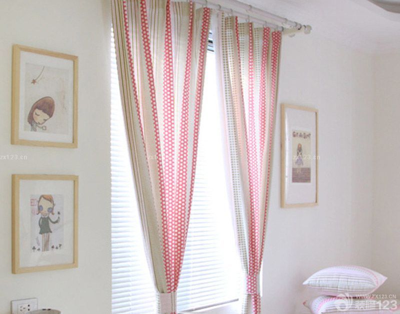 女孩温馨卧室床头飘窗彩色圆点拉帘装修效果图片