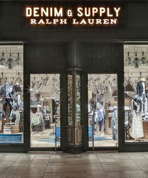 2025沿街商铺男装店面装修实景图