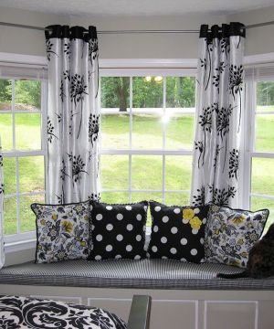 最新小户型客厅飘窗组合图案窗帘装修实景图欣赏