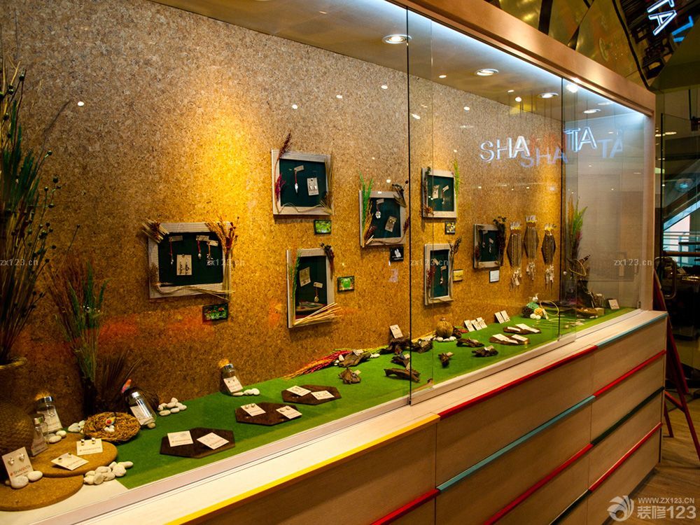 女孩饰品店玻璃展示柜装修效果图片
