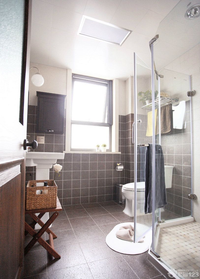 2025经典家装卫生间毛巾架设计效果图片