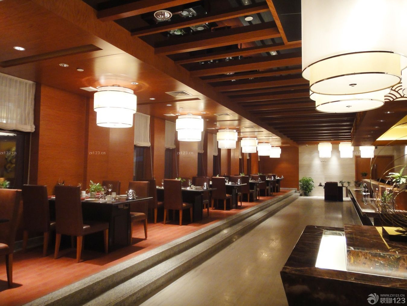 2023最新日式酒店餐桌摆放设计图片