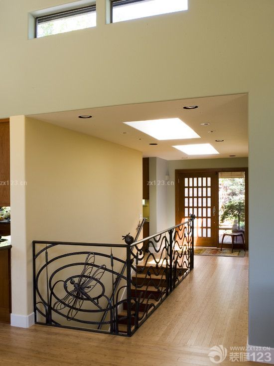 高档别墅铁艺楼梯扶手室内装修图