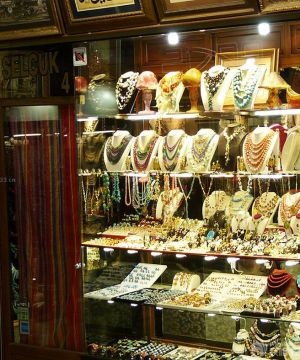 2025民族特色女孩饰品店玻璃展示柜装修效果图