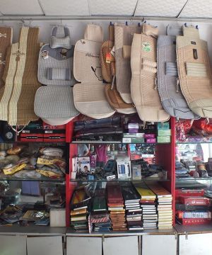 2025汽车饰品店展示时尚简约装修设计图