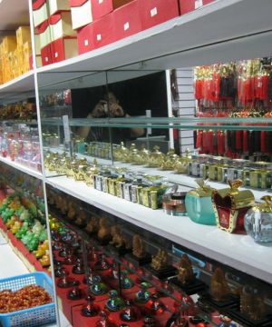 汽车饰品店展示架现代简约风格装修效果图