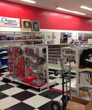 最新汽车饰品店红色墙面装潢效果图