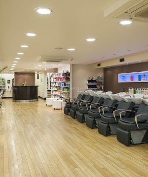 2025最新简约现代风格理发店吧台装修实景图