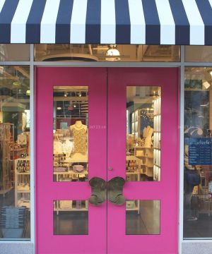 2025最新美式服装店面粉色门设计效果图