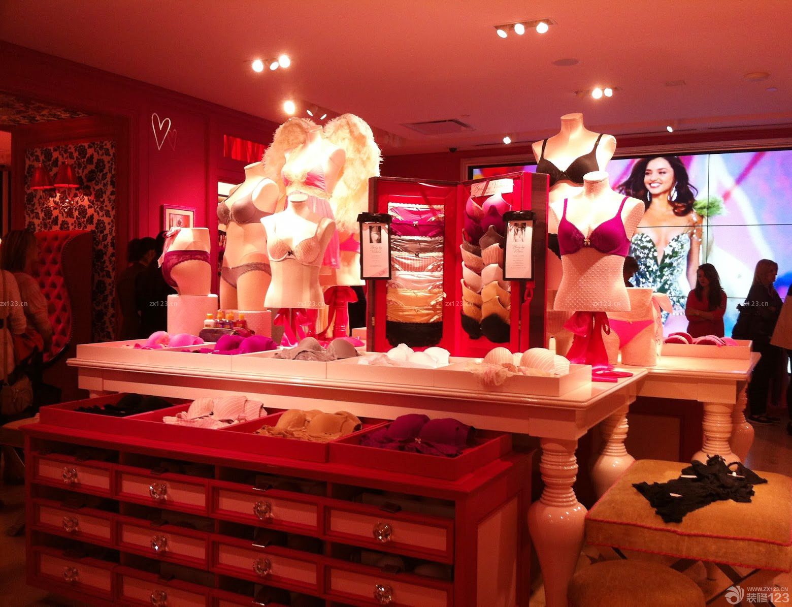 2025高档内衣店收纳柜设计效果图