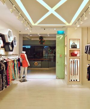 2025小型精品服装店墙面置物架装修效果图片