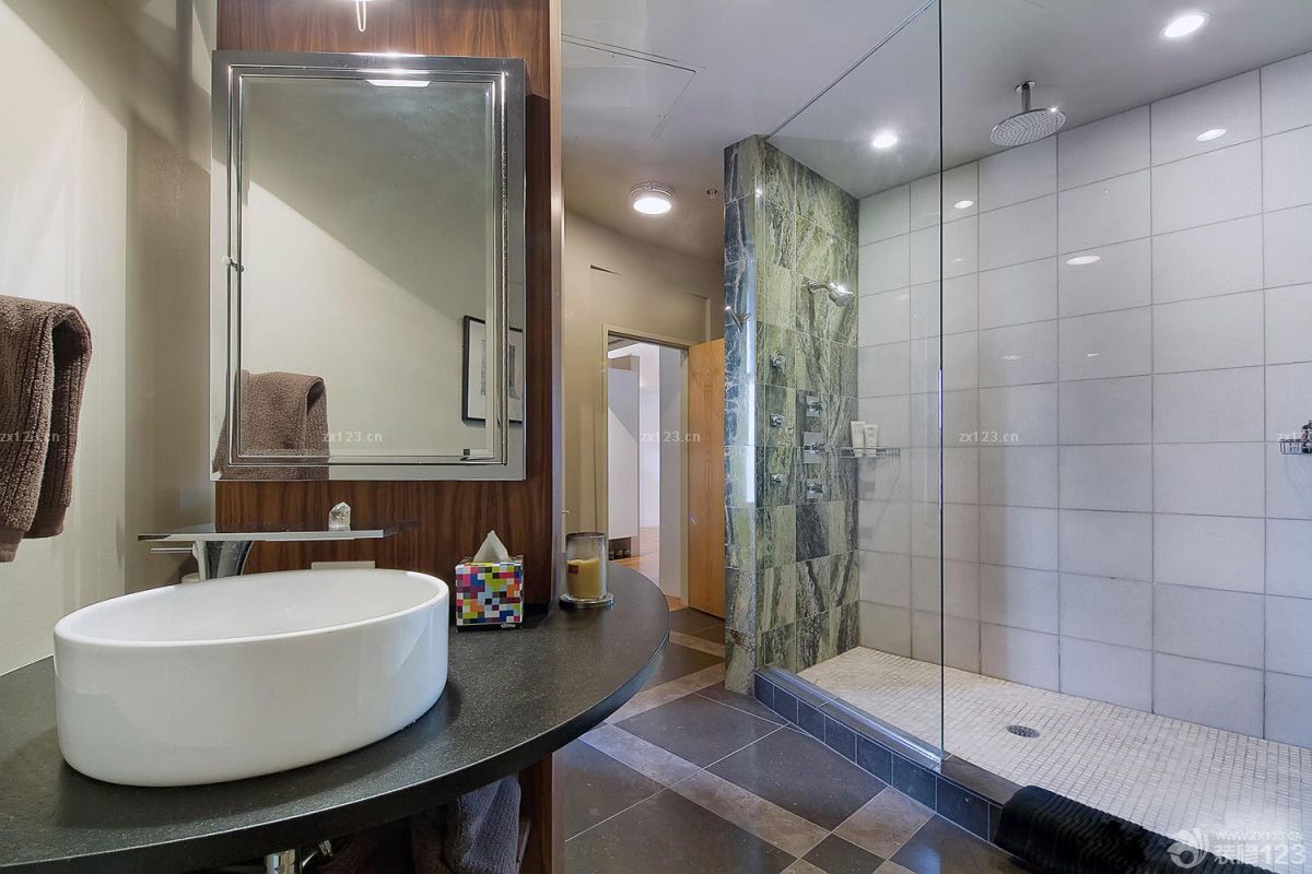 90平米房屋卫生间玻璃隔断墙设计装修效果图片