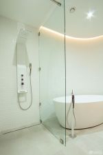 最新卫生间玻璃隔断墙白色浴缸装修图片