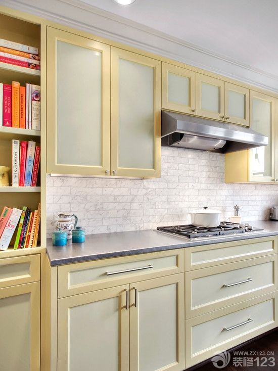 现代简约风格小户型厨房橱柜墙面瓷砖效果图