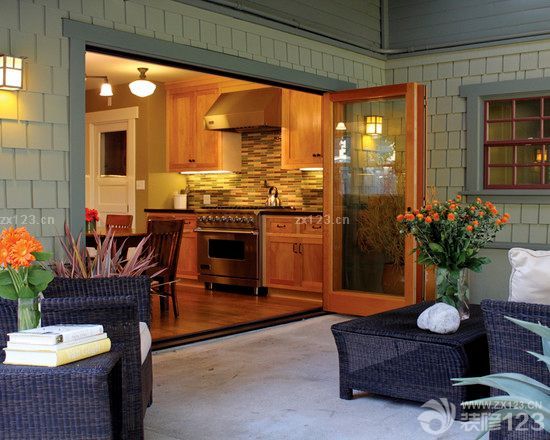 田园欧式厨房与餐厅折叠门隔断装修效果图片