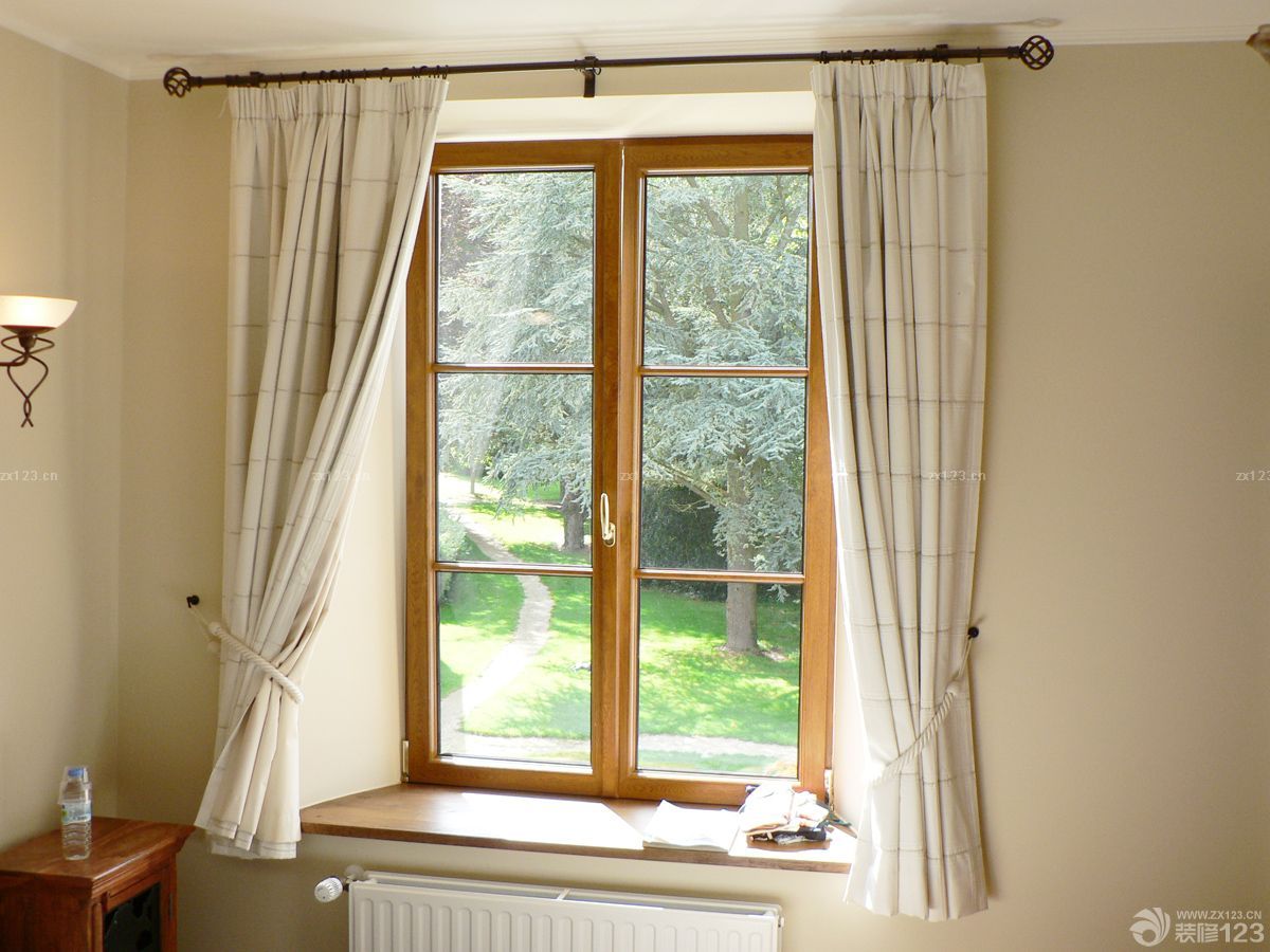 卧室木地板飘窗窗帘装修设计效果图