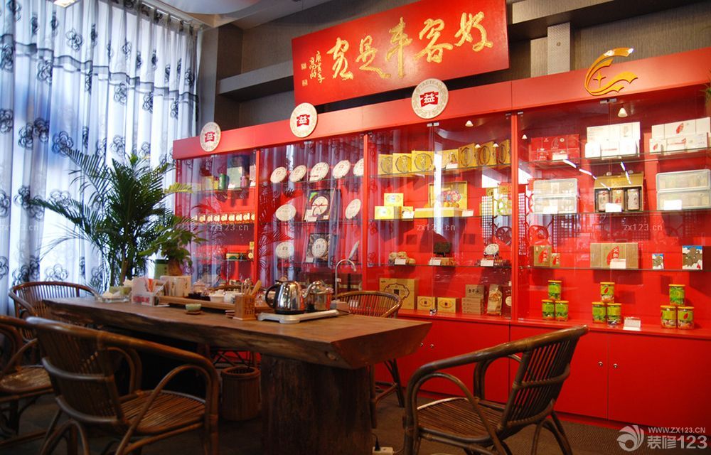 茶叶店面玻璃展示柜装修图片
