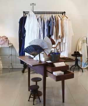 2025最新个性服装店特色展示柜设计图