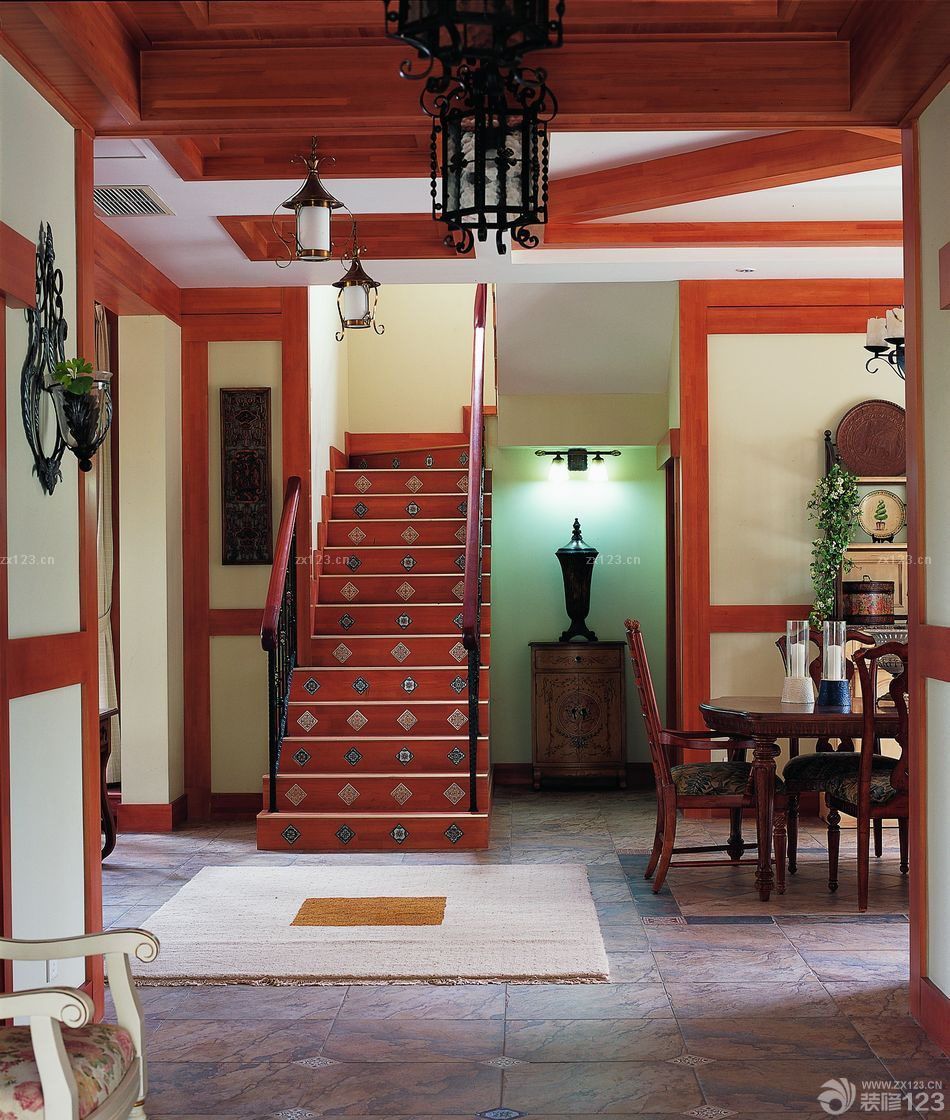 美式古典风格房屋楼梯设计效果图欣赏