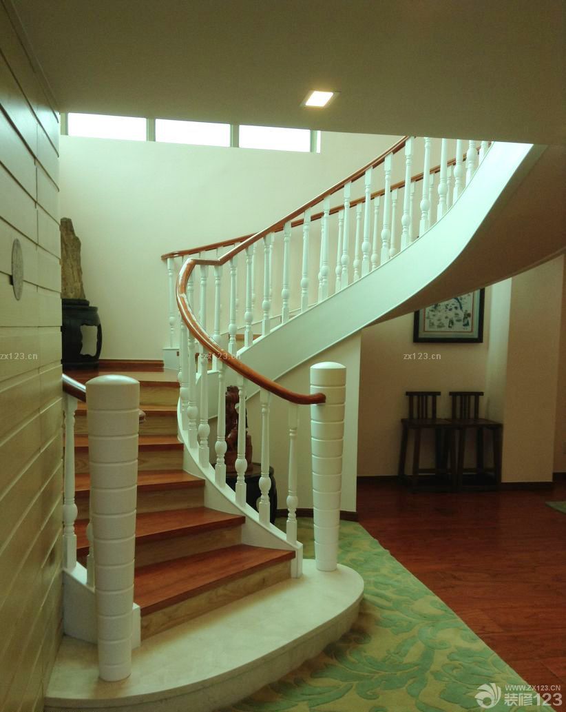美式小别墅房屋楼梯设计效果图