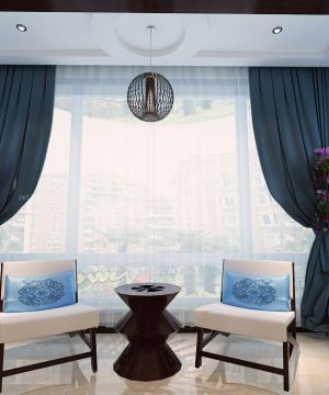家庭阳台休闲区纯色窗帘装饰图