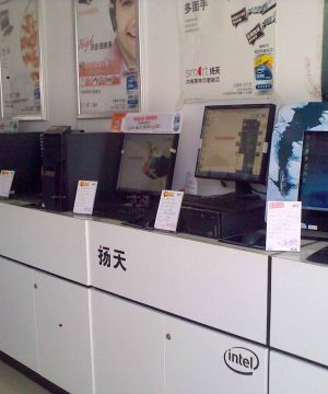最新小型电脑店面白色展示柜设计效果图片