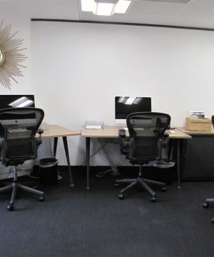 最新小型办公室办公桌椅摆放效果图片