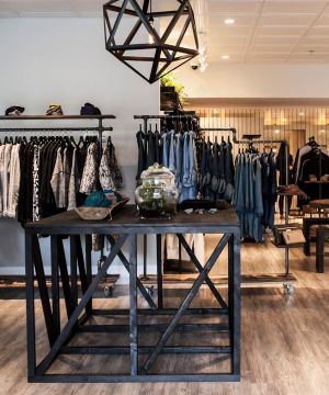 最新服装店面设计原木地板装修实景图