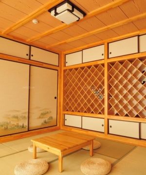 日式风格家庭休闲区黄色门框装修样板间