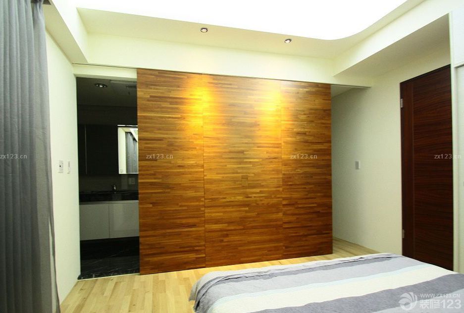 最新65平米小户型简装卧室隐形门背景墙装修效果图片