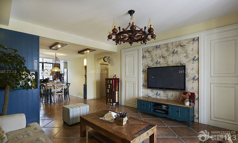  2025美式乡村混搭风格客厅隐形门背景墙装修设计图片