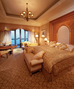 最新客房床头背景墙迪拜七星级酒店设计图片
