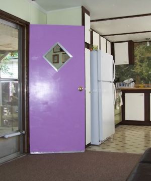 2023美式乡村风格家庭厨房紫色门设计效果图
