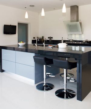 黑白风格厨房橱柜带吧台装修实景图
