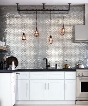 最新简欧风格厨房银色墙面设计效果图欣赏
