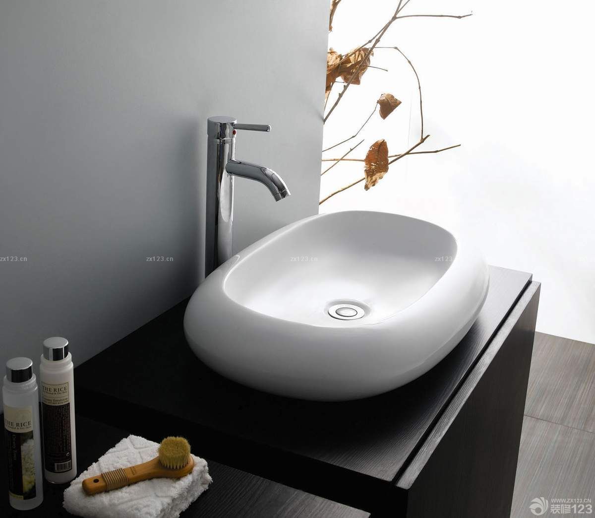 2023橡木浴室柜台面洗手盆设计效果图