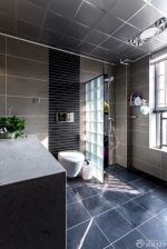 2025最新美式卫生间黑色暗花地砖装修效果图