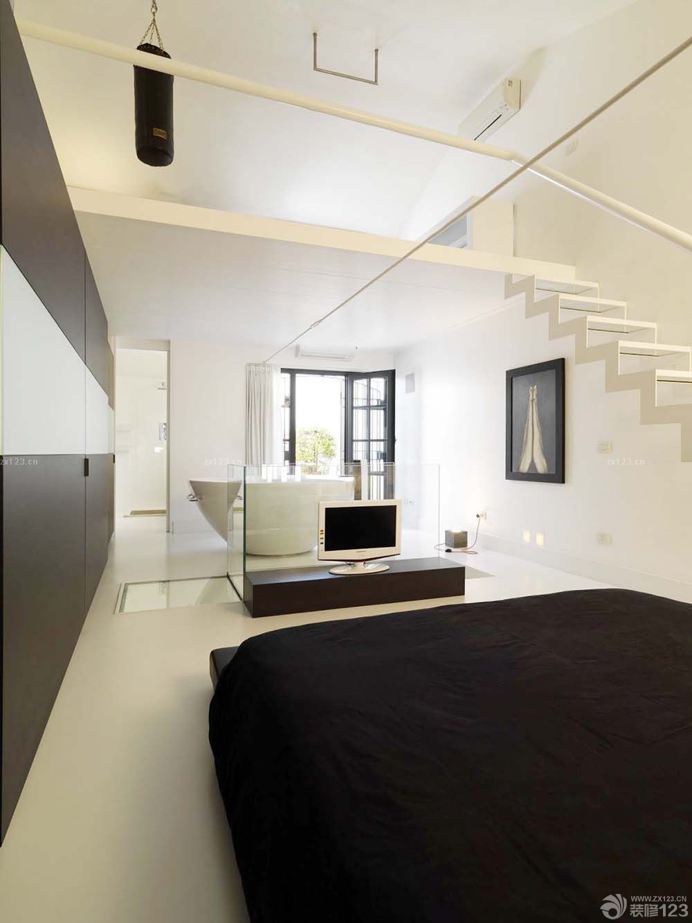 经典跃层式住宅简约电视柜装修实景图欣赏2025