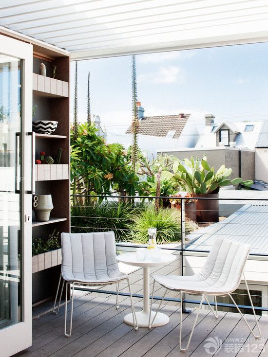 家装封闭阳台花园靠背椅摆放效果图片欣赏2025
