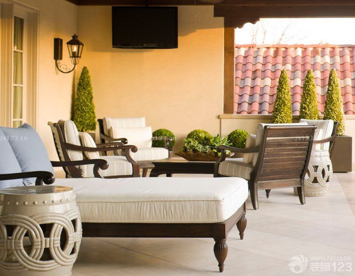 最新美式乡村风格别墅封闭阳台花园设计图片
