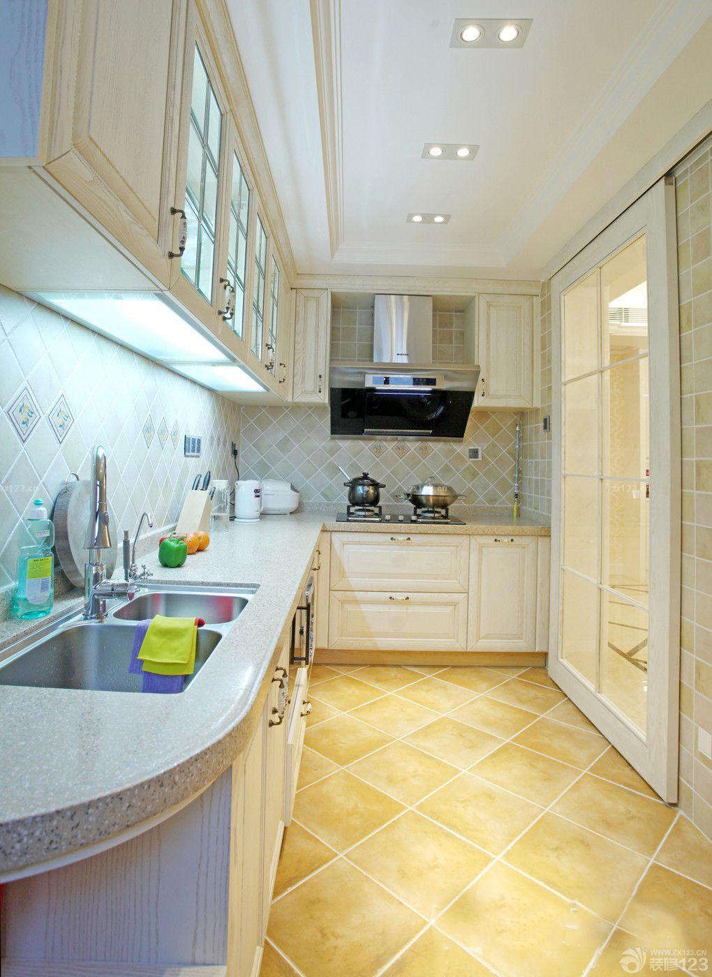 2025清新时尚简约厨房地面瓷砖铺贴效果图欣赏
