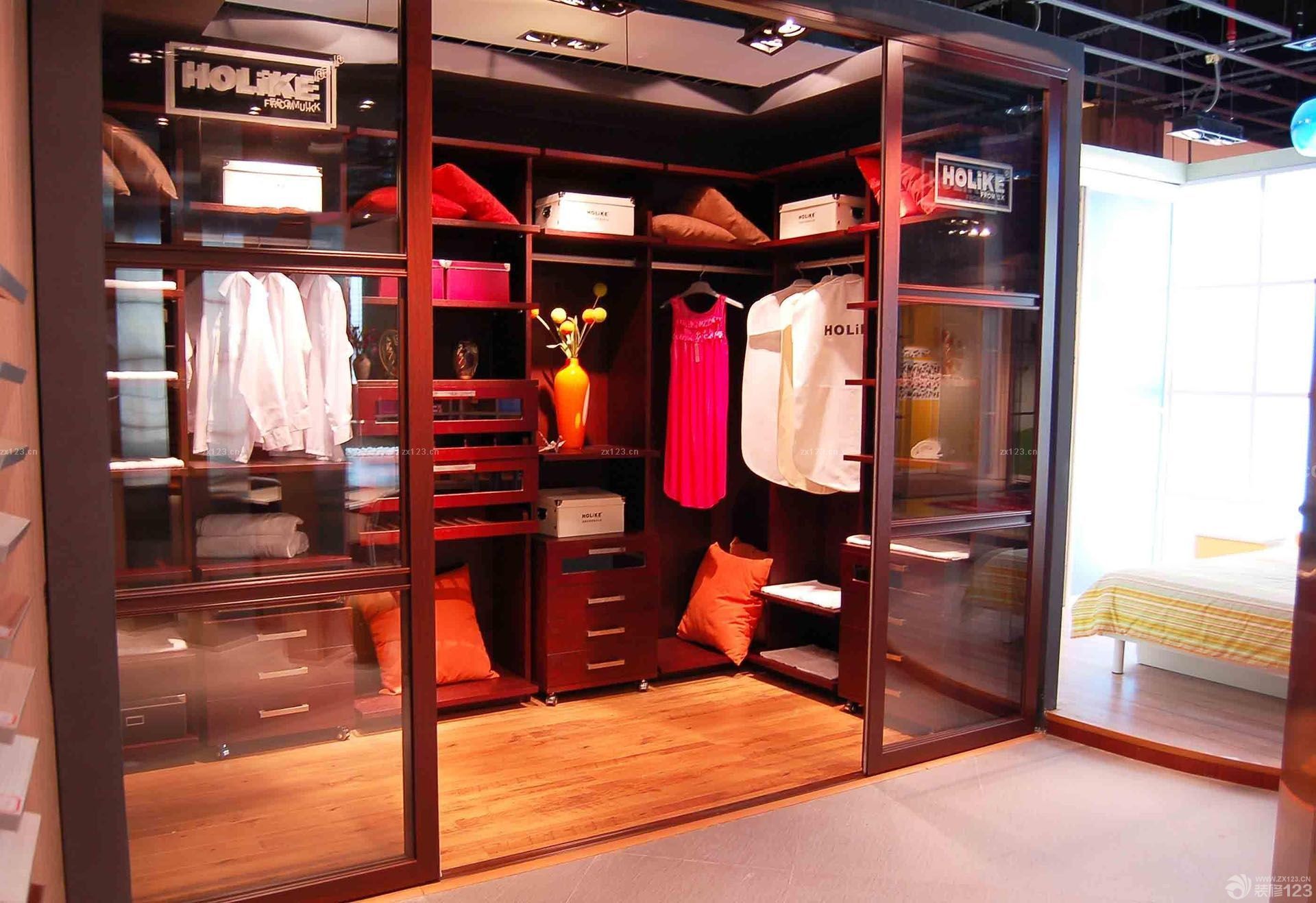 2020最新简欧风格主卧室步入式衣帽间推拉玻璃门装修效果图