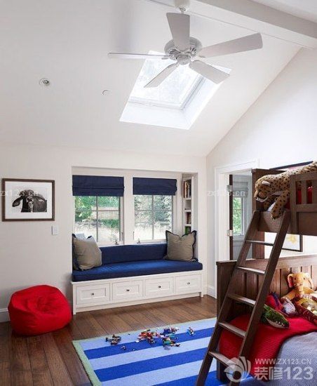 简约风格小户型斜顶阁楼装修实景图