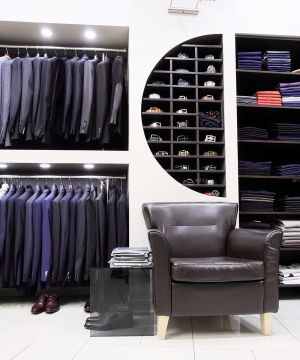 2025简约精致品牌服装店服装陈列装修实景图
