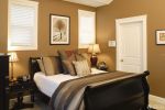 时尚60平米小户型带阁楼的卧室棕色墙面装修效果图片
