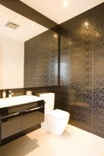 60平米房子卫生间黑色瓷砖贴图装修效果图片欣赏