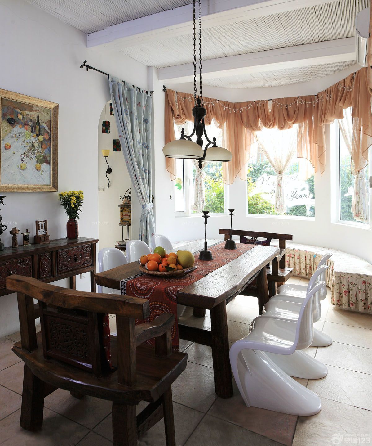 最新70平米小户型客厅餐厅一体美式实木餐桌装修效果图欣赏